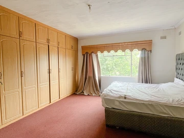 6 Bedroom House
